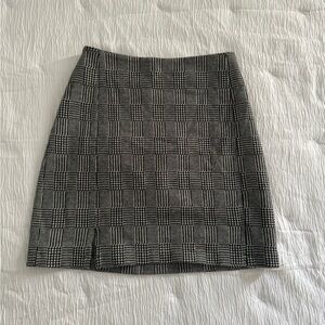 BRANDY MELVILLE
Black and white plaid mini skirt